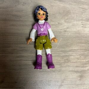 Fisher Price Sweet Streets Dollhouse Go Anywhere Black Hair Camp Girl Mom Boots